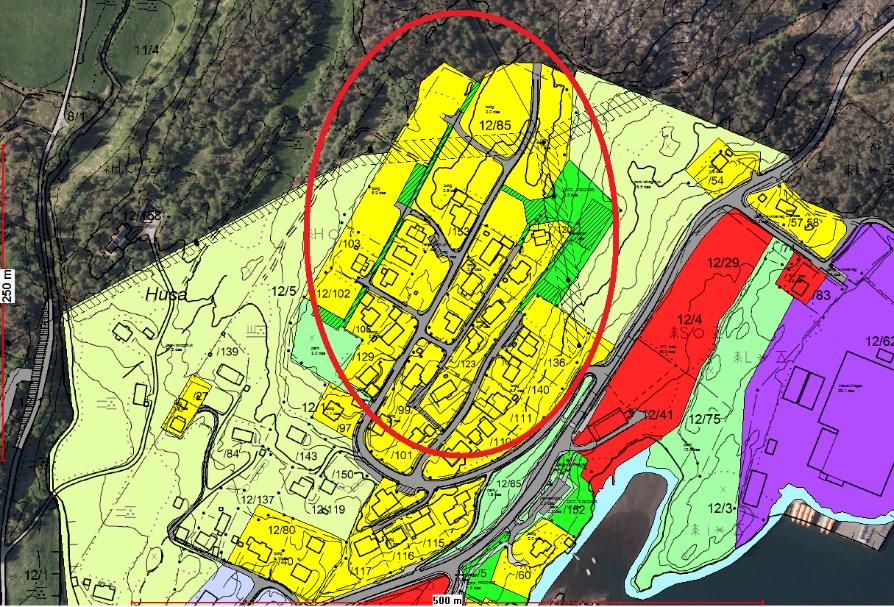 Byggjegrense mot sjøen vart innteikna. Vedtaket er heimla i pbl 12-14 og forvaltningskomiteen meiner i samsvar med utgreiinga nedanfor at endringa er mindre og i samsvar med lova.