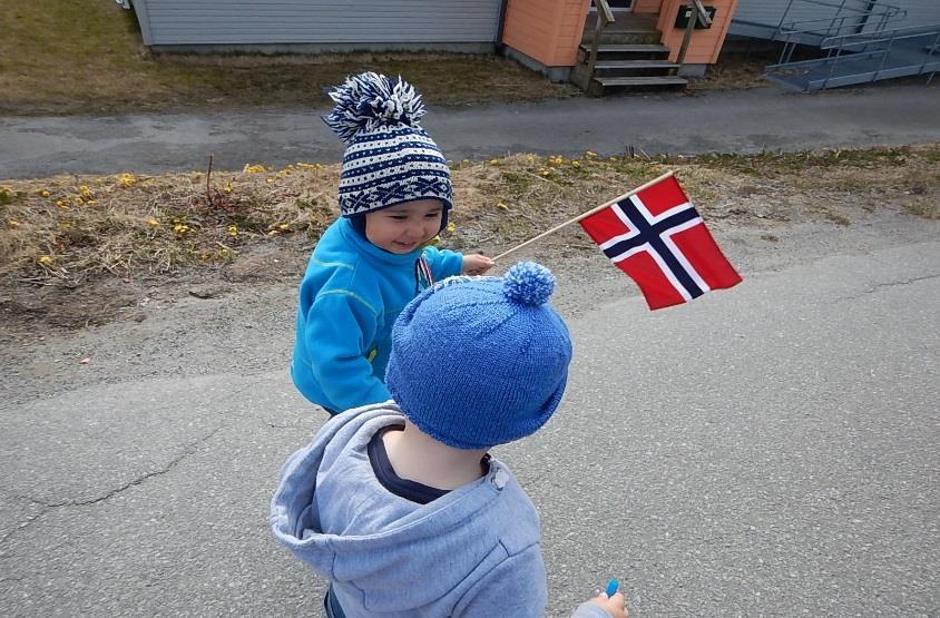 Vi gikk opp til videregående skole der vi sang litt slik som vi har gjort de tidligere