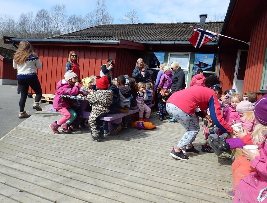 Da vi kom tilbake til barnehagen så spiste vi pølser med brød.