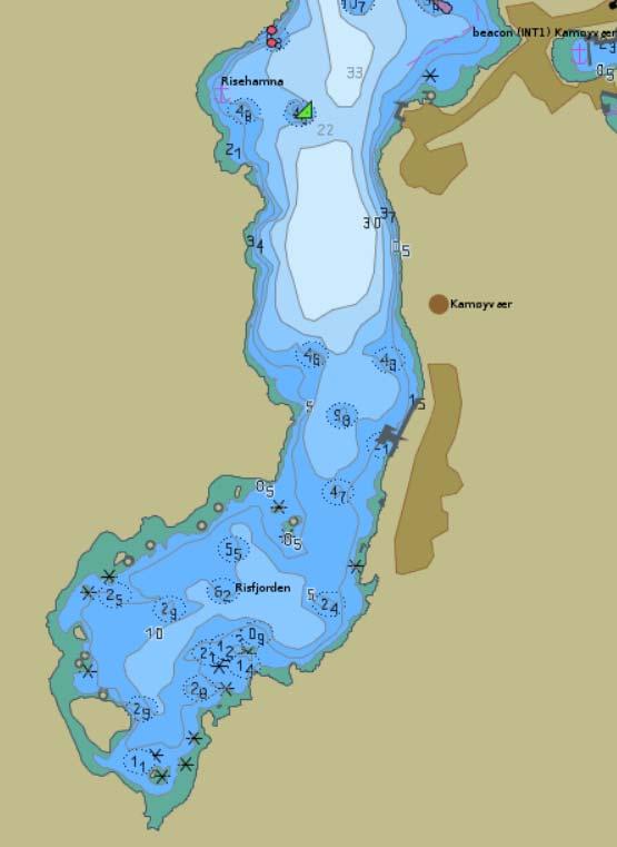 17 6.14 Grunnforhold Risfjorden ved Kamøyvær er grunn og ferdsel innerst til fiskecampen passer best med små båter som ikke stikker dypt.