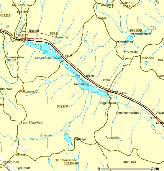 Figur 5: Kart over nedbørfeltet Lesjaskogsvatnet øst, Regine enhet 002.DM. Uttak av grunnvann fra løsmasser skjer ved østre utløp av Lesjaskogsvatnet (rød sirkel).