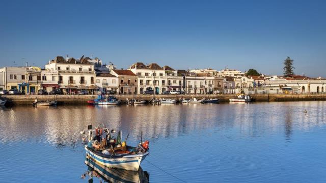 Tavira ligger ved elva Gilão og er en av de mest ekte og pittoreske byene i Algarve.