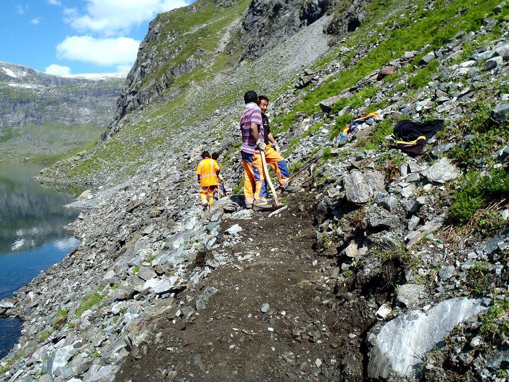 Bilete 7: Sherpa-arbeidarane Suna, Sunam, Tharpa og Dili frå Nepal jobbar på stien langs