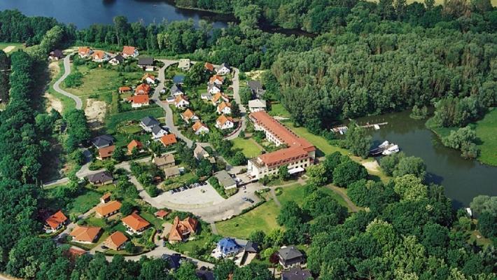 Seehotel Brandenburg Hotellet ligger i naturskjønne omgivelser 15 minutter fra den hyggelige byen Brandenburg an der Havel og ca. 50 km vest for Potsdam nær Berlin.