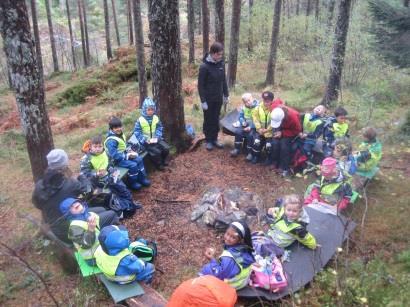 Mangfold Forskere: Mandager og Tirsdager har forskerne vært i sine forsker. Mandagene har gruppene gått på tur til Åmundsdalen og Hjortland.