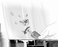 Feil ved sentrallåsen Låse opp Drei nøkkelen så langt den går i førerdørlåsen. De andre øvrige dørene kan åpnes ved å trekke i det innvendige håndtaket (ikke mulig hvis tyverisikringen er aktivert).