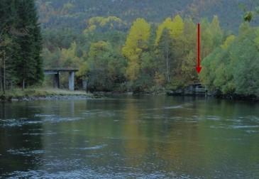 På sørsida av fossen er det restar etter ei gammal fisketrapp. Elva renn rolig vidare nedover til Eidsfossen og inntaket til Eidsfossen kraftverk.