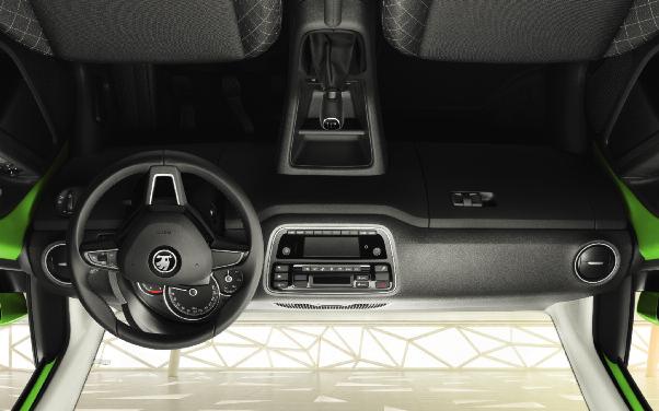 Det er lagt vekt på horisontale linjer og en finjustert ergonomi som gjør interiøret i denne kompakte bilen komfortabel, selvsikker og overraskende