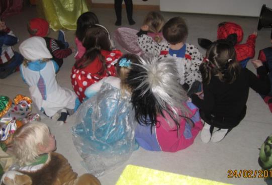 Vi hadde karnevalsamling med eventyr, sang og dans. Alle barna fikk komme frem og vise kostymet sitt.
