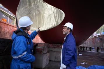 a prosess industri, tekniske bygg med installasjoner på land samt rederier og andre landbaserte bedrifter hvor maritim kompetanse er