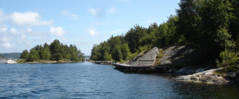 Figur: 25. Lune plasser med ilandstigningsbrygger er anlagt langs Finnøysundet på nordsiden av Vestre Finnøya.