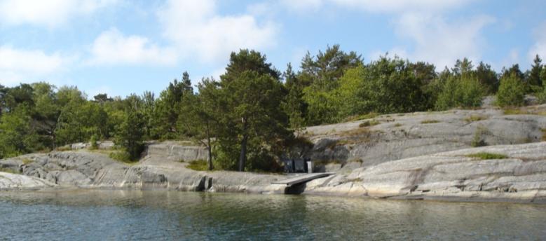 Store Vardøya mot Vardøysundet med badebukta i bakgrunnen, figur: 6 i bakgrunnen.