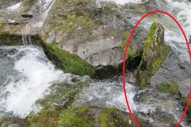 Det eine biletet viser kvist og greiner som dannar hinder for oppgang av fisk og det andre viser stein som har lagt seg i innløpet