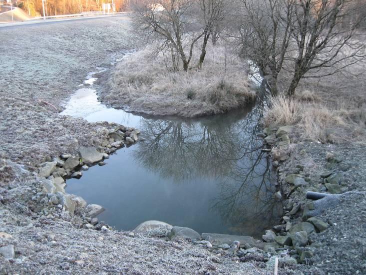 2.3 Overvannshåndtering Forslag til omlegging av bekk, hovedtraseer for overvann, samt plassering av fordrøyningsbasseng, fremgår av vedlagt tegning.