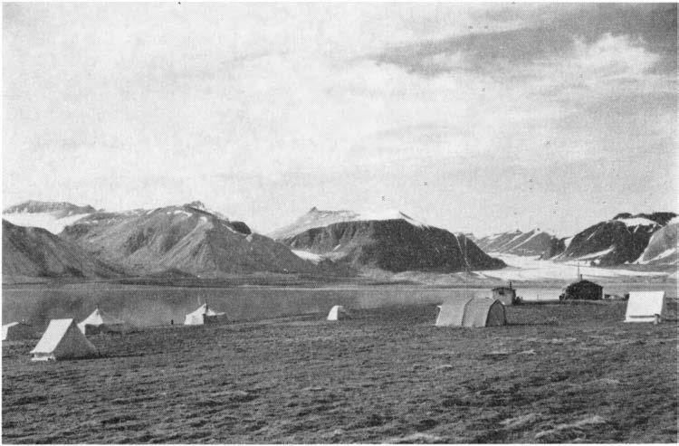 NORSK POLARNSTTUTTS VRKSOMHET 1963 229 Fig. 3. Helikopterbasen i Ebbadalen, Bille/jorden. Foto: T. SGGERUD Arbeidet ble avsluttet 3.