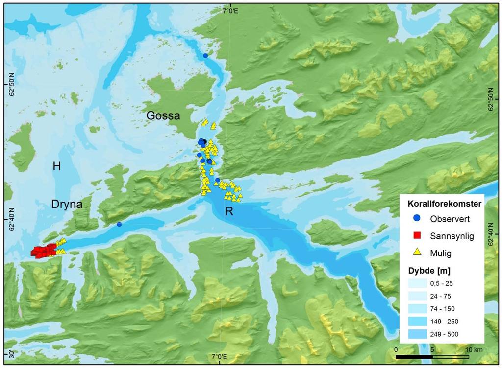 På Figur 7 og Figur 8 ser vi tydelig at områdene med bioklastiske sedimenter ofte har en avlang form i samme retning som dypålen i fjorden (ØNØ-VSV).