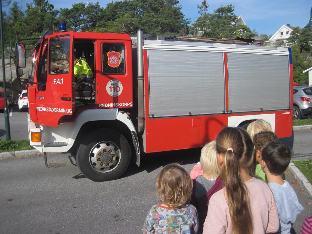 Sosial kompetanse er en forutsetning for å fungere godt sammen med andre og omfatter ferdigheter, kunnskaper og holdninger som utvikles gjennom sosialt samspill.