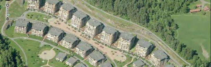 To rekker boligblokker beliggende i vest til nord-vest helning.