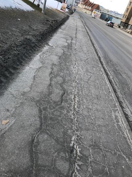 Dette er lite ønskelig da det kan oppstå farlige situasjoner på grunn av den store trafikkmengden på strekningen. Dagens standard på fortauet er ikke bra.