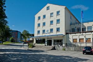 konferanseavdeling. Kort gangavstand til svømmehallen. http://www.stord-hotel.no booking@stord-hotel.no Telephone: +47 53 40 25 00 Grand Hotell Priser: Dobbeltrom 1095,- pr.