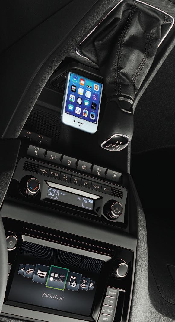 SMARTLINK+ Med SmartLink+-systemet (ŠkoDa Connectivity-pakke som støtter MirrorLink, apple CarPlay** og android auto**) kan du trygt bruke telefonen via bilens infotainmentsystem mens du kjører.