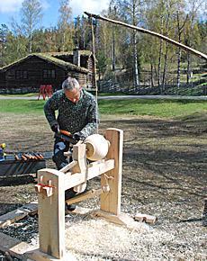 Bildet viser svarvestolen som ble bygd etter en svensk modell som finnes på Borås museum. I Sverige kaller de denne type benk for svegsvarv.