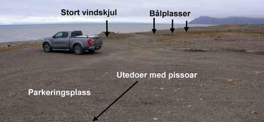 Ved «Byen grillplass» plasseres en utedo med to dorom og en pissoar i enden av parkeringsplassen. Arkitekturen lages i samme stil som vindskjulet.