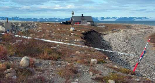 Det er mulig å gå i fjæra til Vestpynten på lavvann.