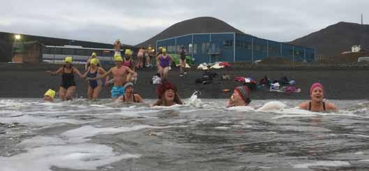 På Varanger finnes et kommersielt tilbud med en flytende badstue hvor en senker seg i havet. Noe for Longyearbyen?