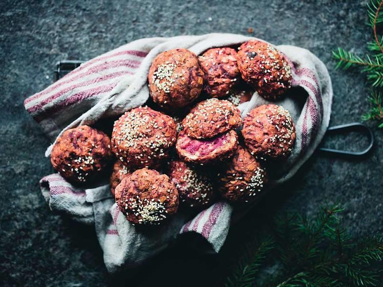 Oppskrifter Uke 41: Rødbetebrød i muffinsformer Til 25 muffins 50 g gjær 7,5 dl vann, lunkent 2 ss salt 4 ss honning 3 rødbeter grovt revet 3/4