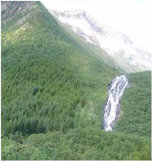 Ruosvagjavrre er sentrale elementer i landskapet som øker mangfoldet og inntrykksstyrken. Fossen i Roussevagge er eksponert, inkludert fra Hellmorfjorden.