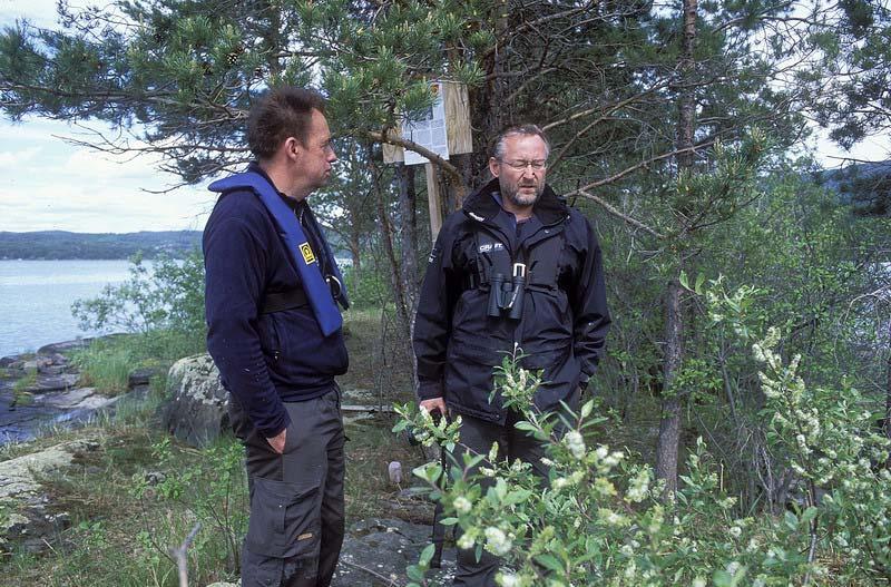 og slik i måkekoloniene: I år er det MÅKEKOLONI på denne øya. Vær vennlig å la fuglene hekke i fred! Hekkeperioden varer fra 1. mai til 15. juli.