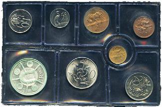 Myntsettet er fra 1974 og inneholder 8 mynter ½, 1, 2, 5, 10, 20, 50 cents og 1 Rand (sølv).