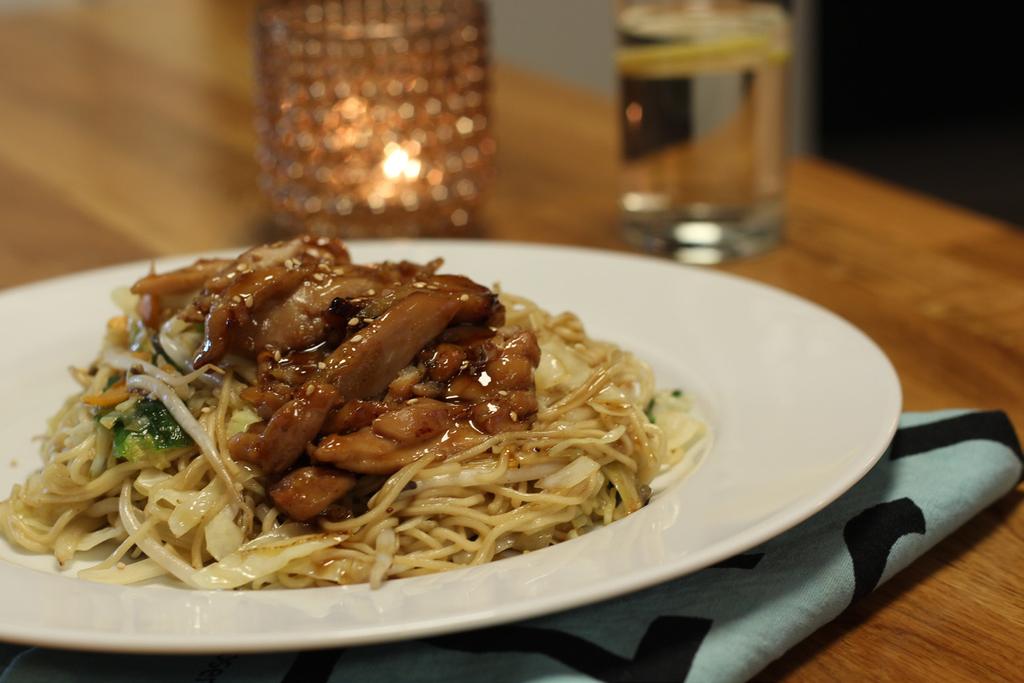 Chicken marinated in teriyakisauce served togther with green salat and japanese rice.