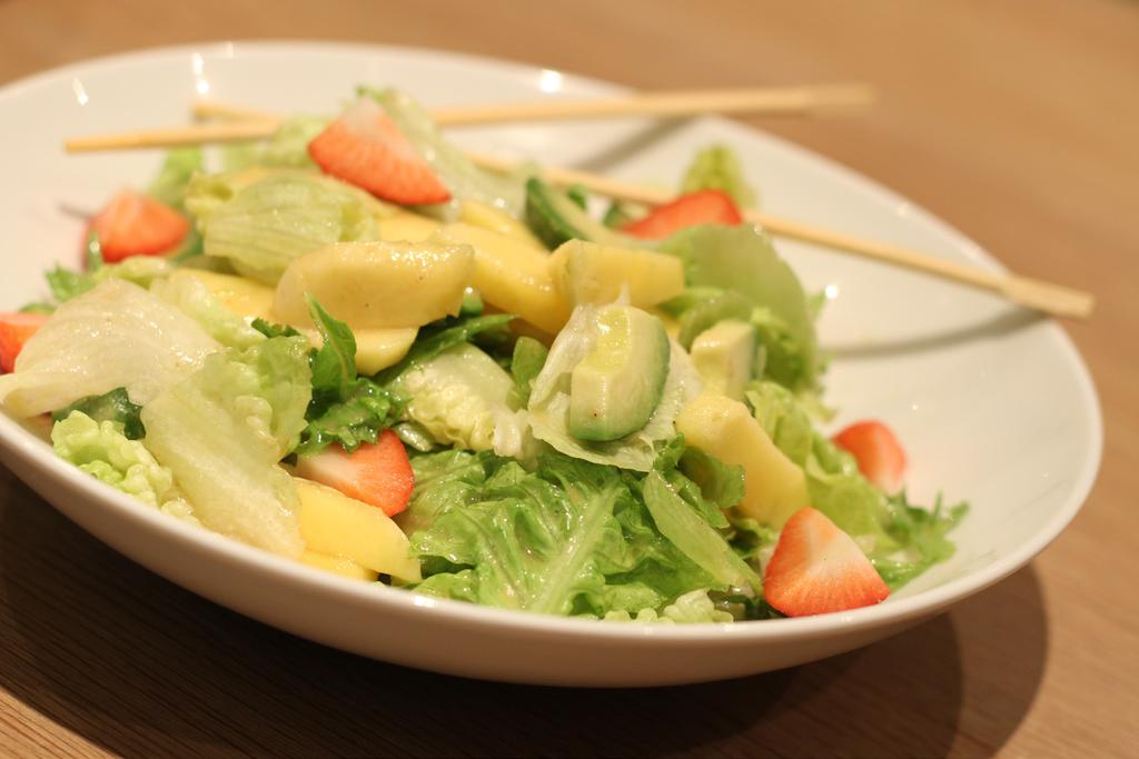 TROPICAL SALAD Mango, jordbær og avocado servert med frisk grønn salat og deilig hjemmelaget dressing.