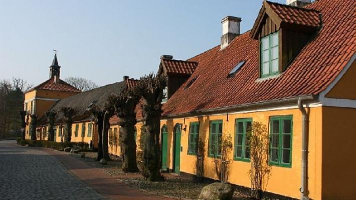 Schleswig by (40.6 km) Schleswig by ligger bare 40 km. syd for den danske grensen og kan byd på en spennende historie og kultur. Byen er over 1200 år gammel og kaller seg for Nord-Europas første by.