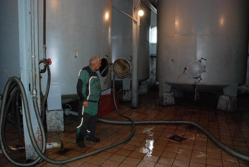 Ivar Sømoen sørger for grundig renhold for å unngå uønskede bakterier i anlegget.