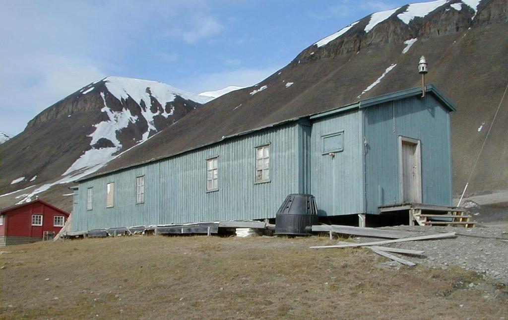 Grunnflaten er 160 m 2, og byggets fundamenter er til dels angrepet av råte. Bilde 5 Legeboligen Fjøse t (scoote rve rk s te de t) Bygget ble oppført i 1946 og var bruk til formålet til 1949.