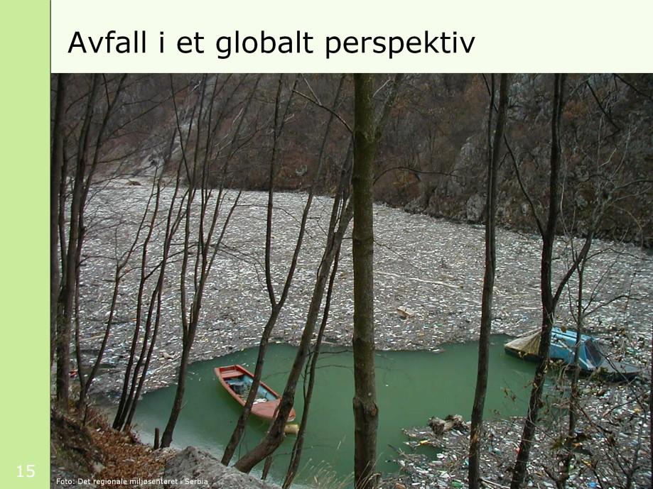 På dette bildet ser vi et stort avfallsflak i vassdraget Drina, som renner gjennom flere land på Balkan.