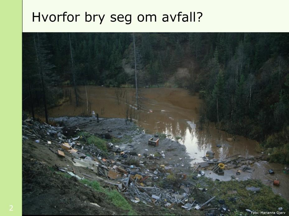 Bildet viser en ulovlig søppelfylling i Norge på midten av 1980- tallet. Det har skjedd mye positivt innen norsk avfallspolitikk siden den tid, så dette er heldigvis ikke et vanlig syn lenger.