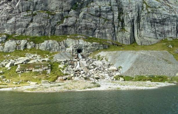 Figur.7. Innløpselven fra tunelloverføringen fra Jardalsvatnet den 9. august. I innløpsbekk () var det lav vannføring og nesten stillestående vann den 9. august. Vanntemperaturen var 6,9 C.