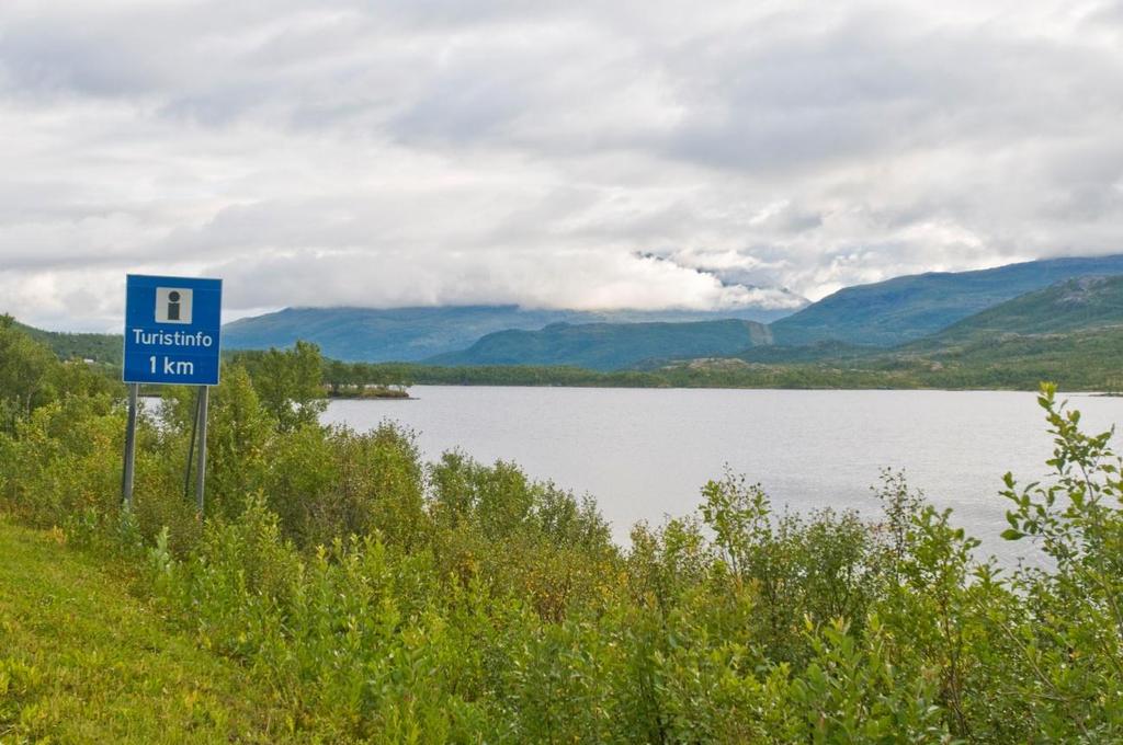 Figur 6-3: Ryddegaten nord for Kvernmo utgjør et forstyrrende fjernt blikkfang sett fra General Fleischers vei (E6) langs Storvatnet. Det vil i større eller mindre grad alternativ 1.1 også gjøre.