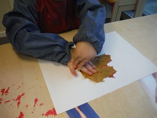 Vi har testet ut ulike malingsteknikker, klinkekulemaling og malt på blader, som vi har «stemplet»