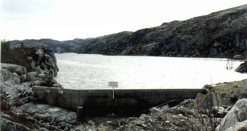 REGULERING : Oppdemming og heving av Skålavikavatnet Skålavikavatnet er hevet med en nesten tre meter høy demning (figur 9).