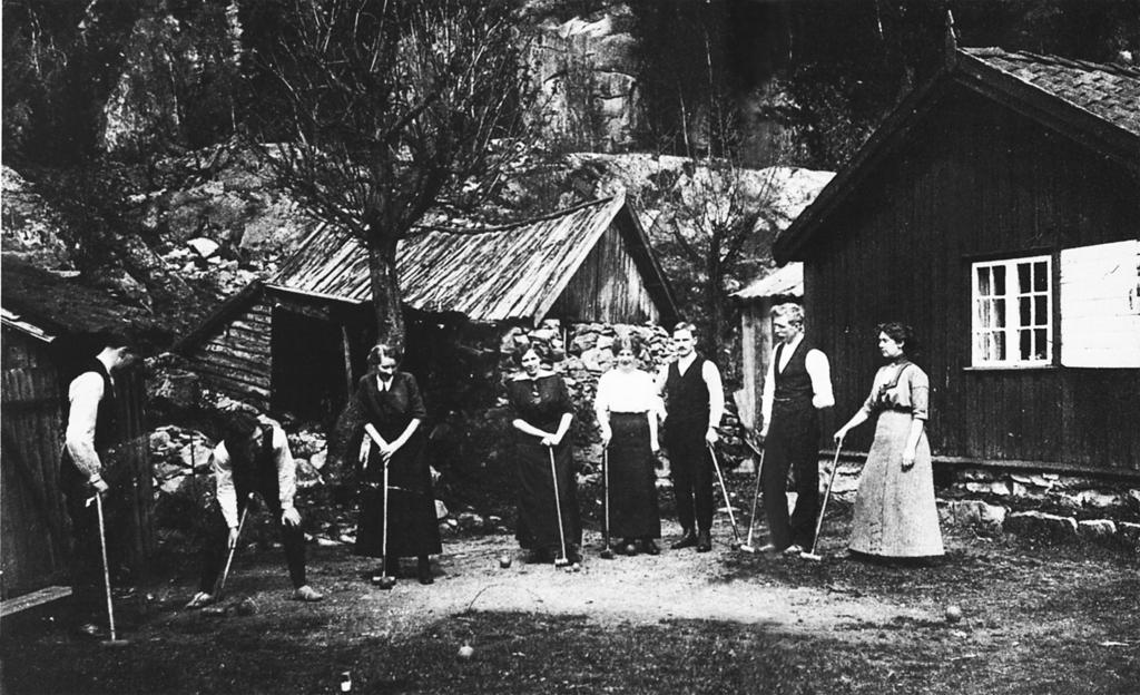 Olsen var salmaker og bodde i Salmakerstua, den vesle røde stua som fremdeles er i bruk som bolighus.