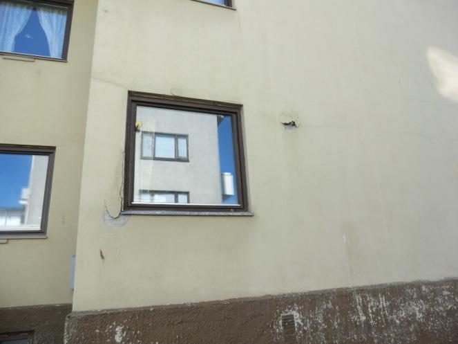 Bildene over viser typiske vinduer, samt noe skader på vegg. Alle nye vinduer skal leveres med en samlet u-verdi (hele vinduskonstruksjonen) som er lik eller lavere enn 1,2 W/m 2 *K.