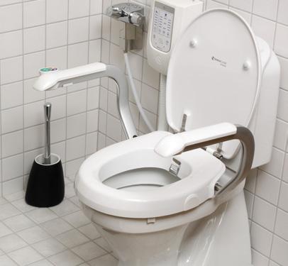 DUSJMUNNSTYKKET LIGGER ALLTID BESKYTTET Når dusjmunnstykket ikke er i bruk ligger det alltid skjermet under toalettsete-kanten.