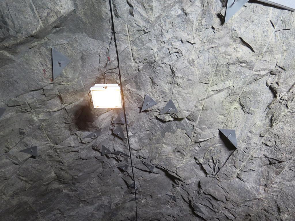 Foto 5[DG_4251]: Tett boltet med trekantplater i hengen. Foto tatt i eksisterende Eiavatn tunnel, vest for ~pel 38150 i planlagt tunnel.