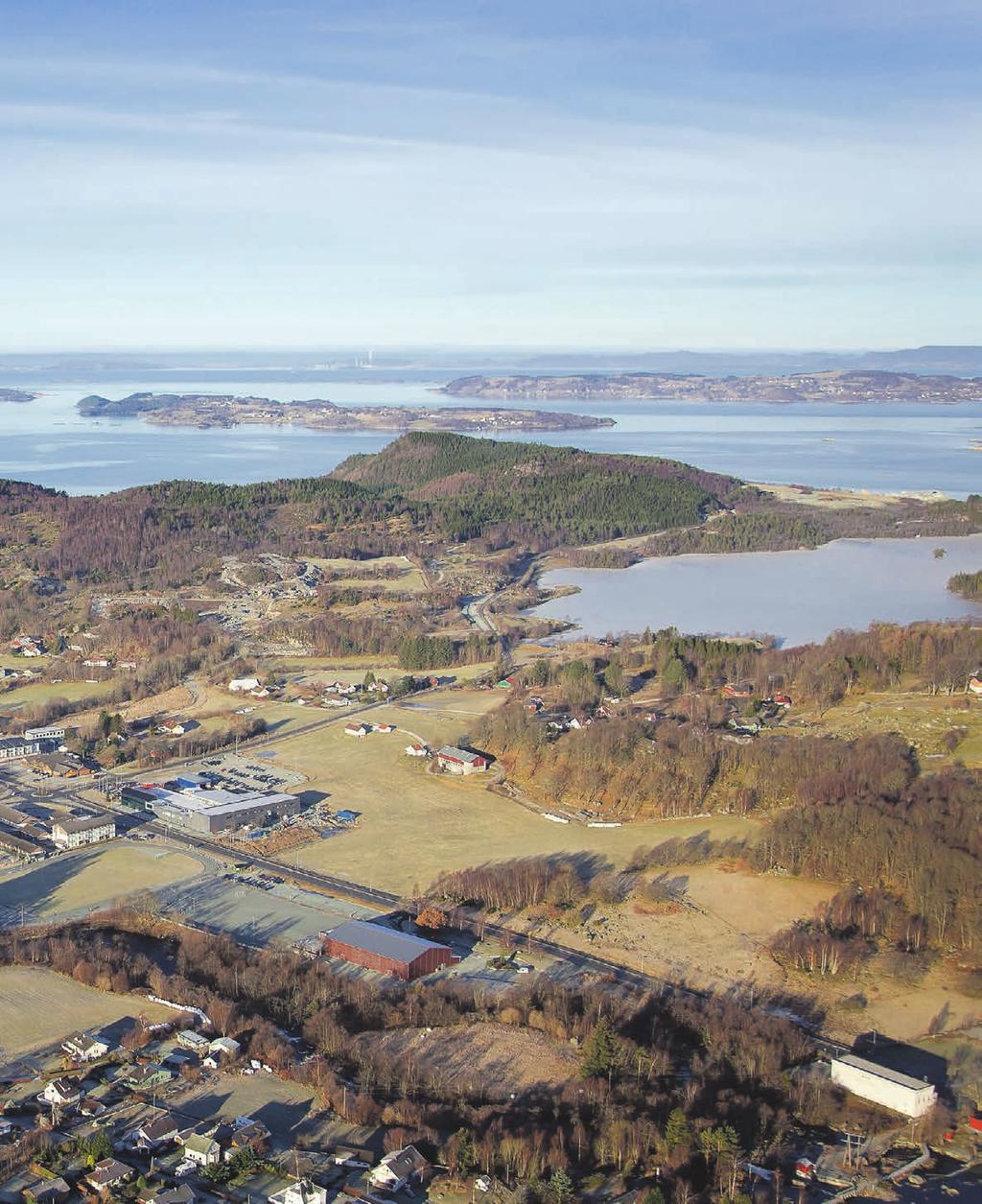 Taumarka ligger på et høydedrag med god utsikt til de vakre omgivelsene. Rundt kranser fjellene hele veien innover mot Ryfylkeheiene.