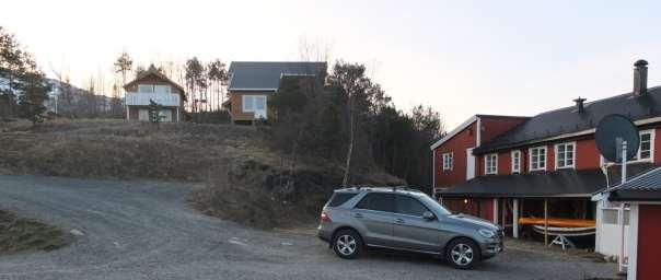 Felt B2 bak til venstre, bebygget med ett hus (gavl mot nord), felt B1 og verneskog mot Felt F/I 1 med den rødmalte gamle brygga til høyre. Foto januar 2014 Gisle Jakhelln 6.3.